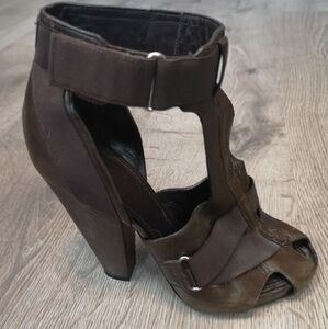 Y2k Vintage Givenchy Strappy Leather Gladiator Sandal Pumps With Velcro Closure